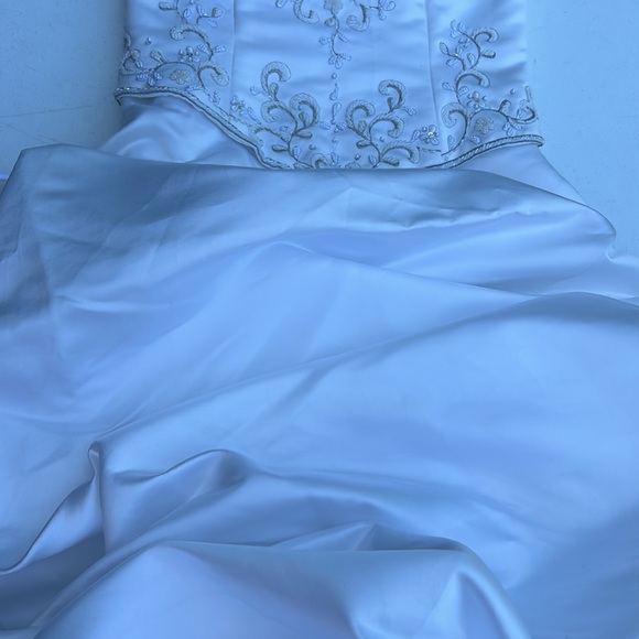 Size 6 Demetrios White Wedding Gown - Picture 2 of 3